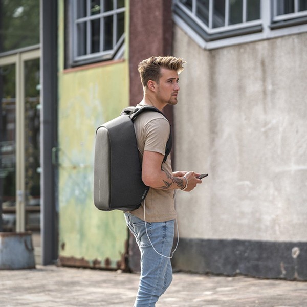 Рюкзак XD Design Bobby Hero Regular чорний 18 л P705.291